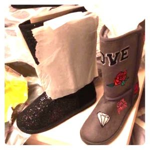 2 brand new pair of snow boots for a girl size 4.